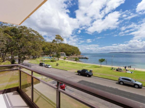 4 'Collendina', 19 Kurrawa Close - fantastic water views and sea breezes